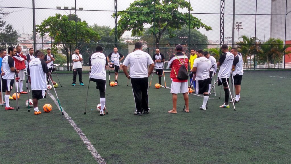 time de amputados atento ao tecnico