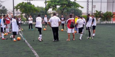 time de amputados atento ao tecnico