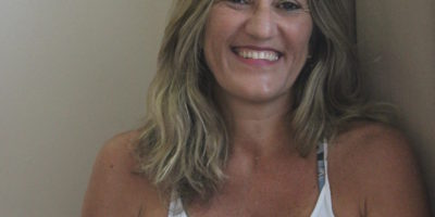 nadadora-sentada-na-cadeira-com-a-mão no joelhp.