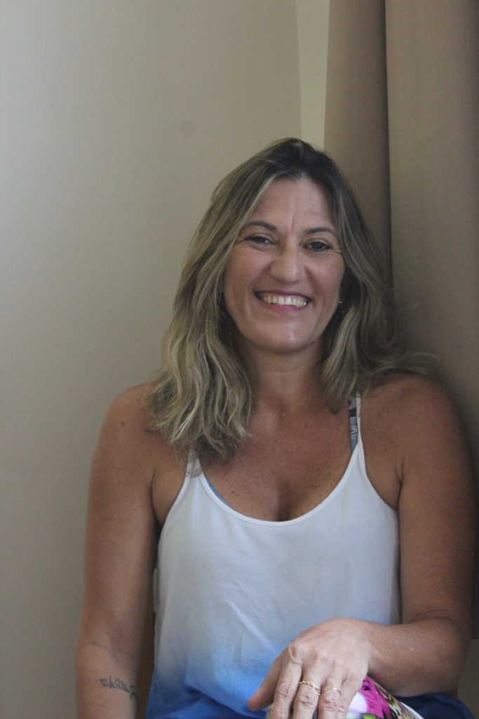 nadadora-sentada-na-cadeira-com-a-mão no joelhp.