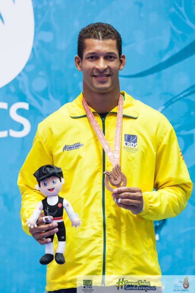 Alexandre Soares Fernandes conquista primeira medalha nas Surdolimpiadas para o Brasil