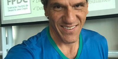 Fábio Breda ao funco o simbolo da FPDCC