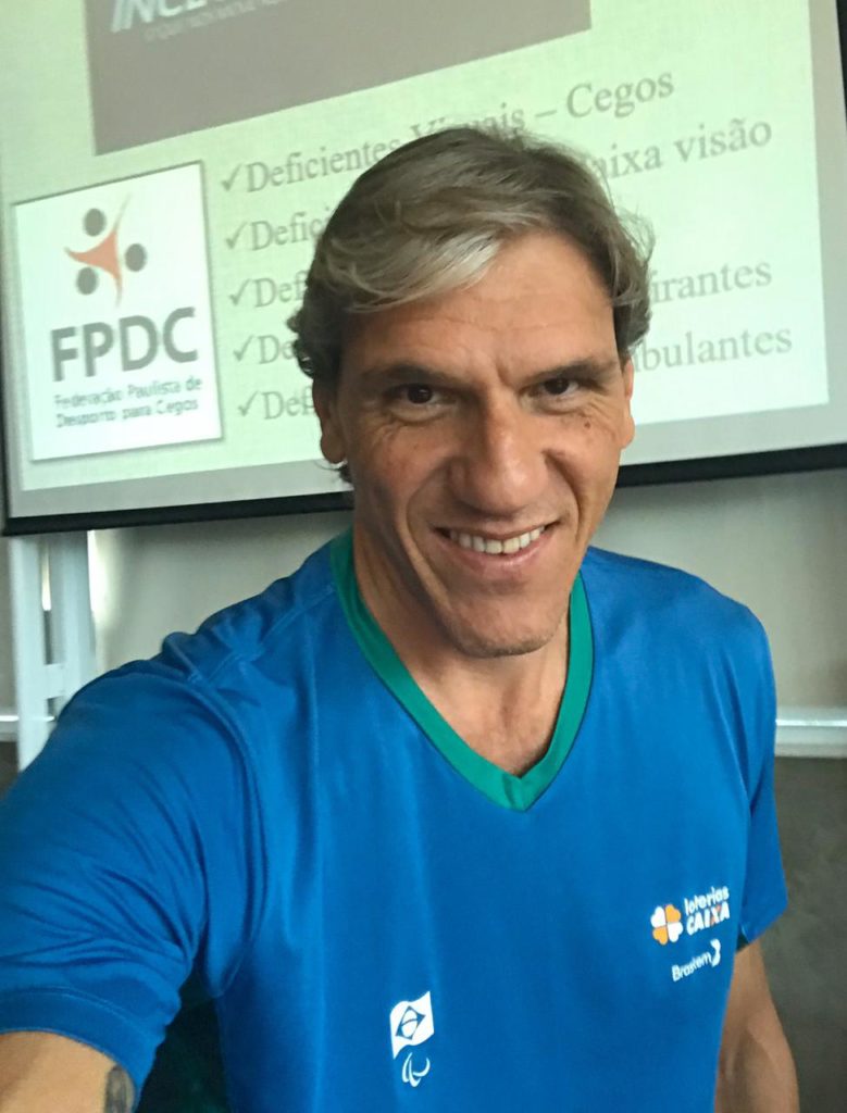 Fábio Breda ao funco o simbolo da FPDCC