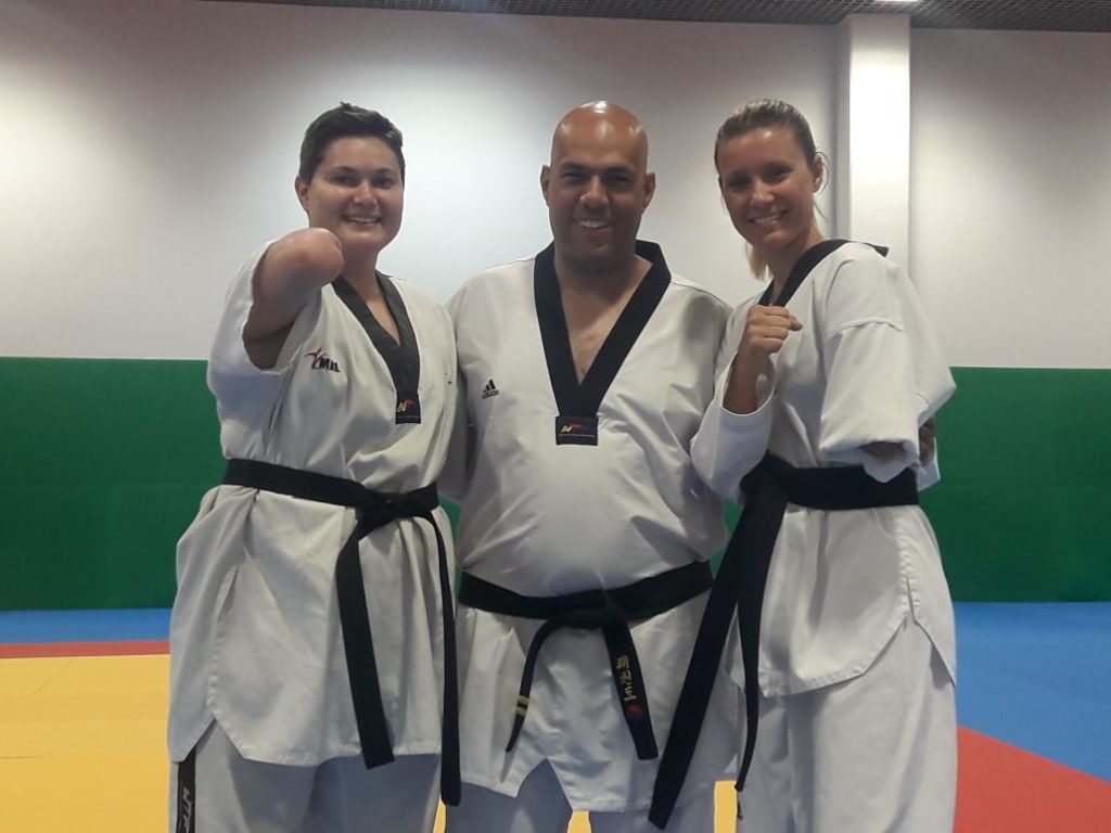 Atletas paralimpicas de Parataekwondo e o tecnico